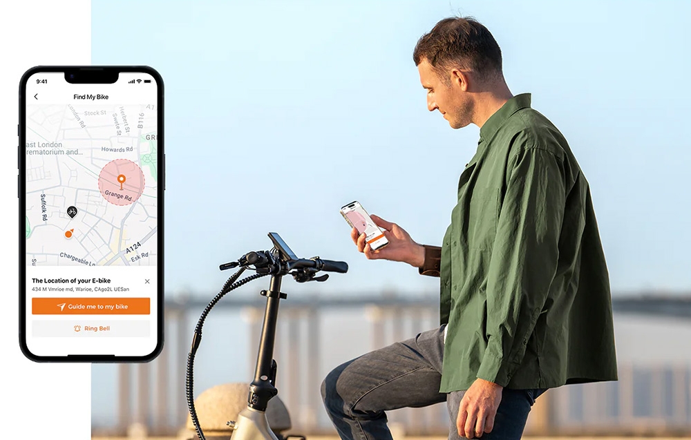 Ένας άνδρας που χρησιμοποιεί ένα smartphone δίπλα σε ένα ηλεκτρικό ποδήλατο, με την οθόνη της εφαρμογής να δείχνει την τοποθεσία του ποδηλάτου ορατή κοντά