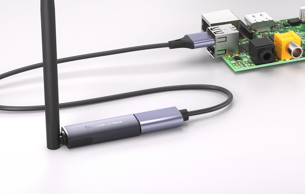 Προσαρμογέας USB με κεραία συνδεδεμένος σε υπολογιστή μονού πίνακα μέσω καλωδίου USB