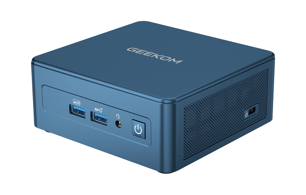 Πλάγια όψη του μπλε Geekom Mini PC που δείχνει τις θύρες USB, την υποδοχή ήχου, το διακόπτη τροφοδοσίας και το άνοιγμα εξαερισμού