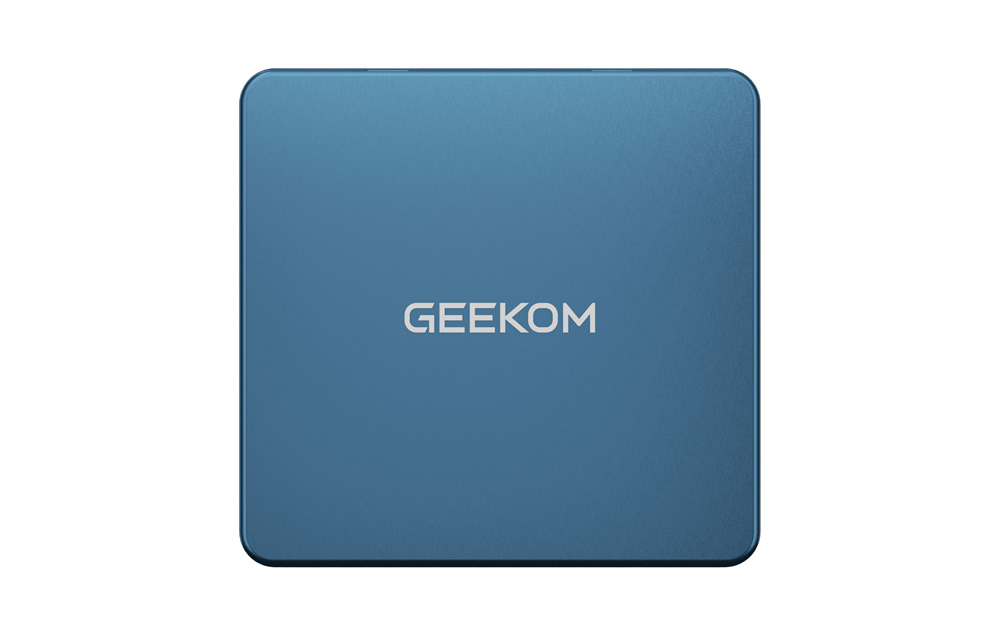 Κάτοψη του μπλε περιβλήματος του Mini PC με το λογότυπο GEEKOM στο κέντρο