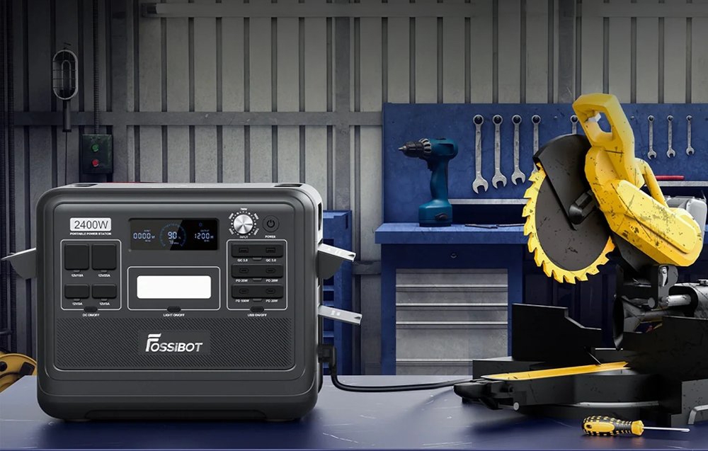 Ένας φορητός σταθμός Fossibot 2400W τροφοδοτεί ένα κυκλικό πριόνι σε ένα εργαστήριο με εργαλεία μπροστά από έναν μπλε τοίχο