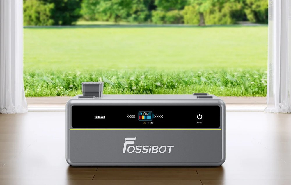 Μπαταρία Fossibot με οθόνη LCD τοποθετημένη στο πάτωμα δίπλα σε ένα μεγάλο παράθυρο