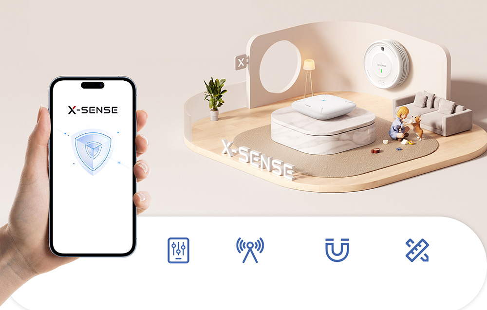 Ένα smartphone με την εφαρμογή X-Sense δίπλα σε μια απεικόνιση ενός μοντέρνου σαλονιού με ανιχνευτές καπνού και μια βάση ελέγχου
