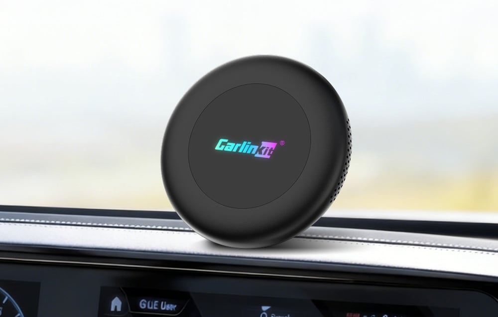 Μαύρος προσαρμογέας Carlinkit τοποθετημένος στο ταμπλό του αυτοκινήτου
