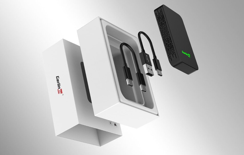Προσαρμογέας CarlinKit, δύο κοντά καλώδια USB και η ανοιχτή συσκευασία του προϊόντος