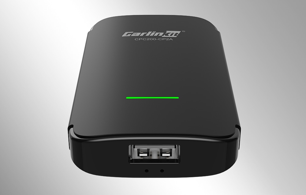 Μαύρος προσαρμογέας CarlinKit με θύρα USB ορατή από μπροστά σε ανοιχτόχρωμο φόντο