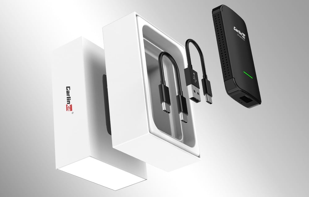 Προσαρμογέας CarlinKit, δύο κοντά καλώδια USB και η ανοιχτή συσκευασία του προϊόντος