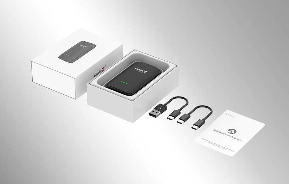 Περιεχόμενα του σετ CarlinKit, συμπεριλαμβανομένου του προσαρμογέα, δύο καλωδίων USB και του εγχειριδίου χρήστη