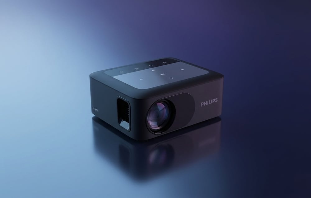 Ένας μαύρος προβολέας PHILIPS με την ένδειξη «HDMI» στο πλάι, που εμφανίζεται υπό γωνία πάνω σε μπλε φόντο