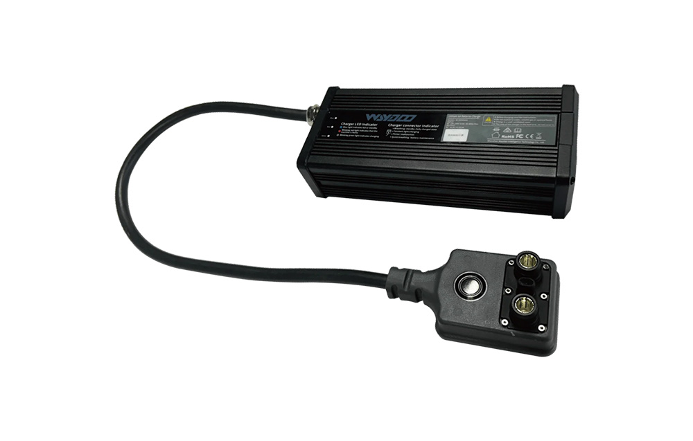 Μαύρος φορτιστής μπαταριών Waydoo Powerflight σε λευκό φόντο