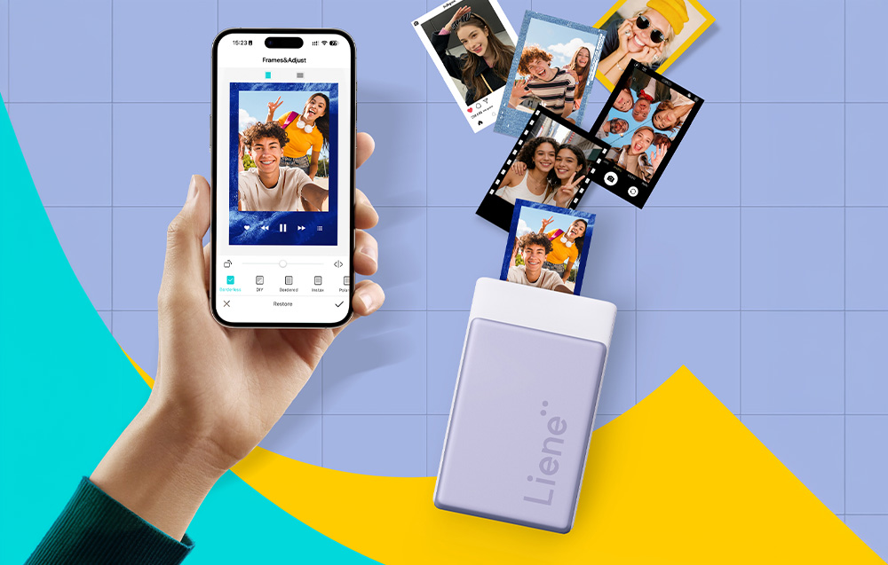 Χέρι που κρατά smartphone με εφαρμογή επεξεργασίας φωτογραφιών δίπλα σε φορητό εκτυπωτή Liene και εκτυπωμένες φωτογραφίες