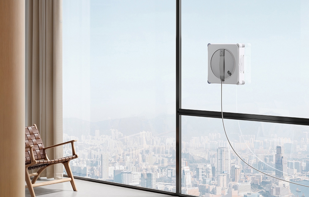 Ρομπότ καθαρισμού παραθύρων ECOVACS WINBOT W2S EU σε ένα μεγάλο παράθυρο ουρανοξύστη