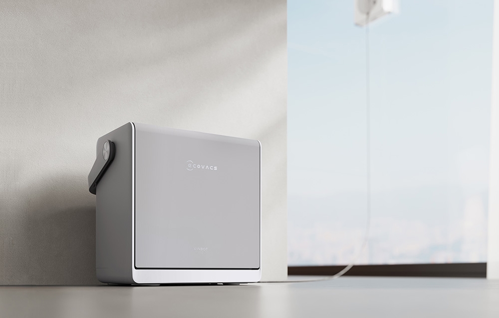 Ο πολυλειτουργικός σταθμός ECOVACS βρίσκεται στο πάτωμα ενός φωτεινού δωματίου