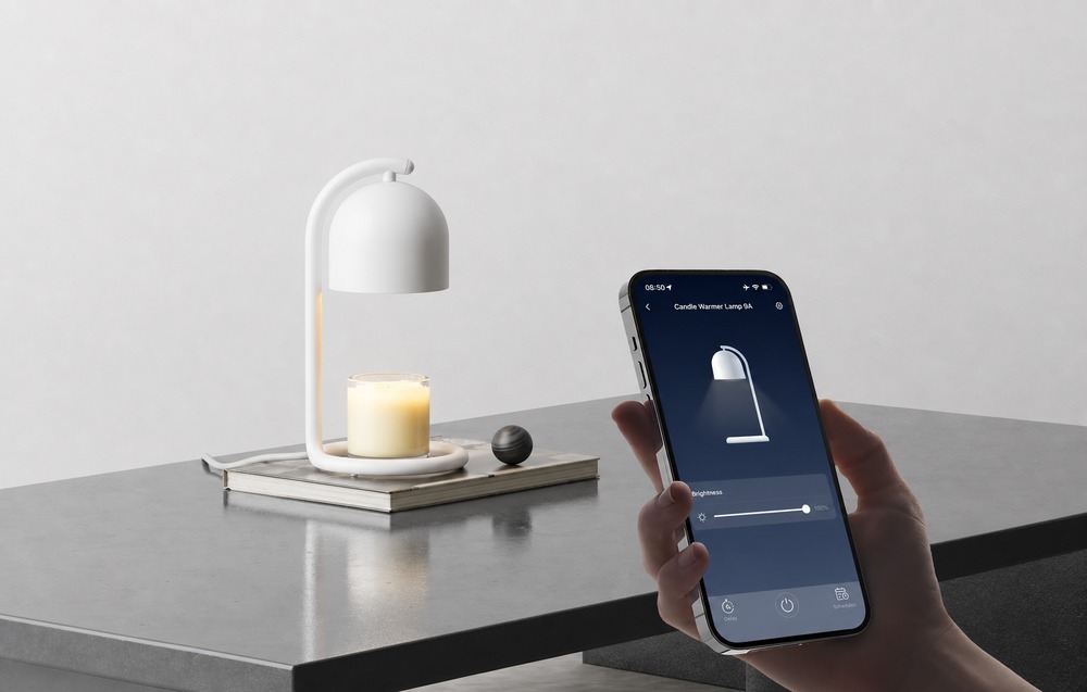 Ένα χέρι που κρατά ένα smartphone με την εφαρμογή SwitchBot, όπου ο ρυθμιστής είναι ρυθμισμένος στο 100%, με έναν λευκό θερμαντήρα κεριών και ένα αρωματικό κερί σε γυάλινο δοχείο στο φόντο.
