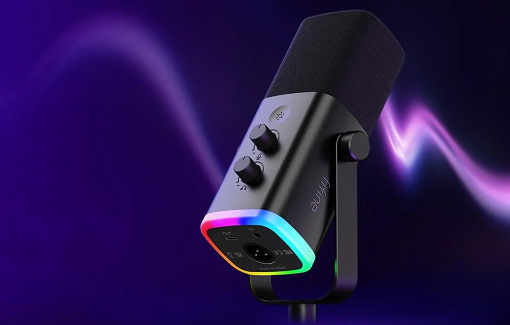 Ένα μαύρο μικρόφωνο Fifine με κουμπιά και φωτισμό RGB στο κάτω μέρος, τοποθετημένο σε βάση μπροστά από μωβ φόντο