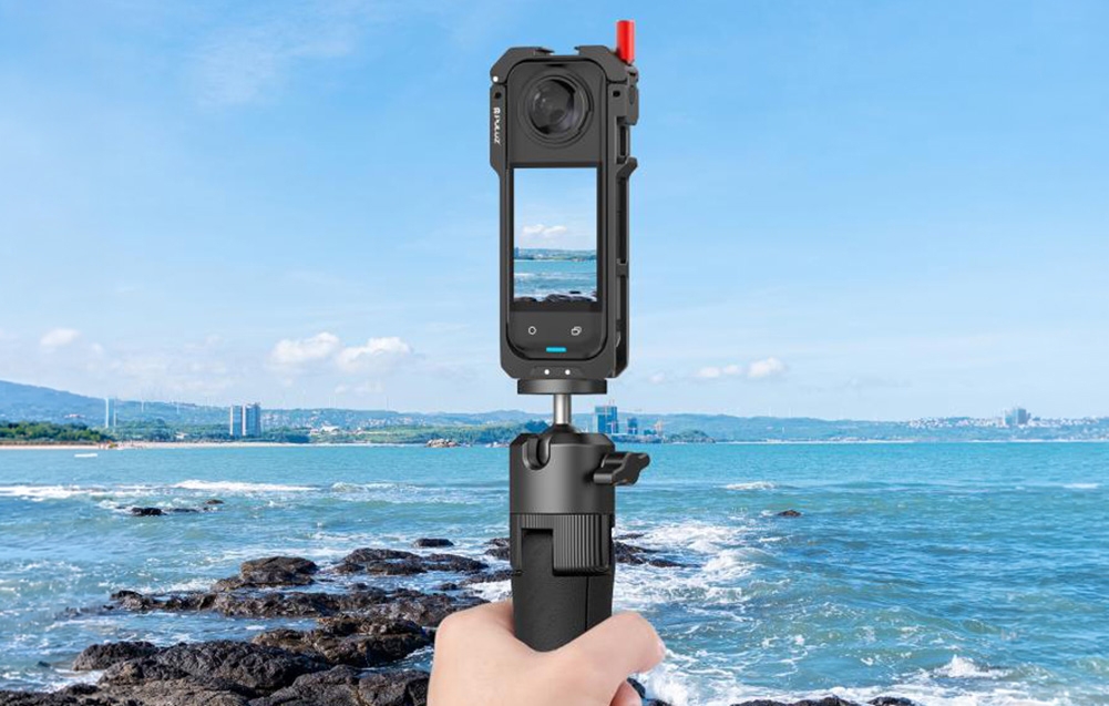Μεταλλική θήκη Puluz σε κάμερα Insta360 X5 με φόντο τη θάλασσα