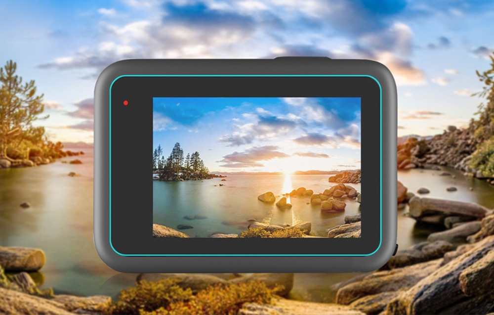 Κάμερα δράσης GoPro Hero 11 με θέα το ηλιοβασίλεμα πάνω από μια λίμνη, που αναδεικνύει την πίσω οθόνη αφής