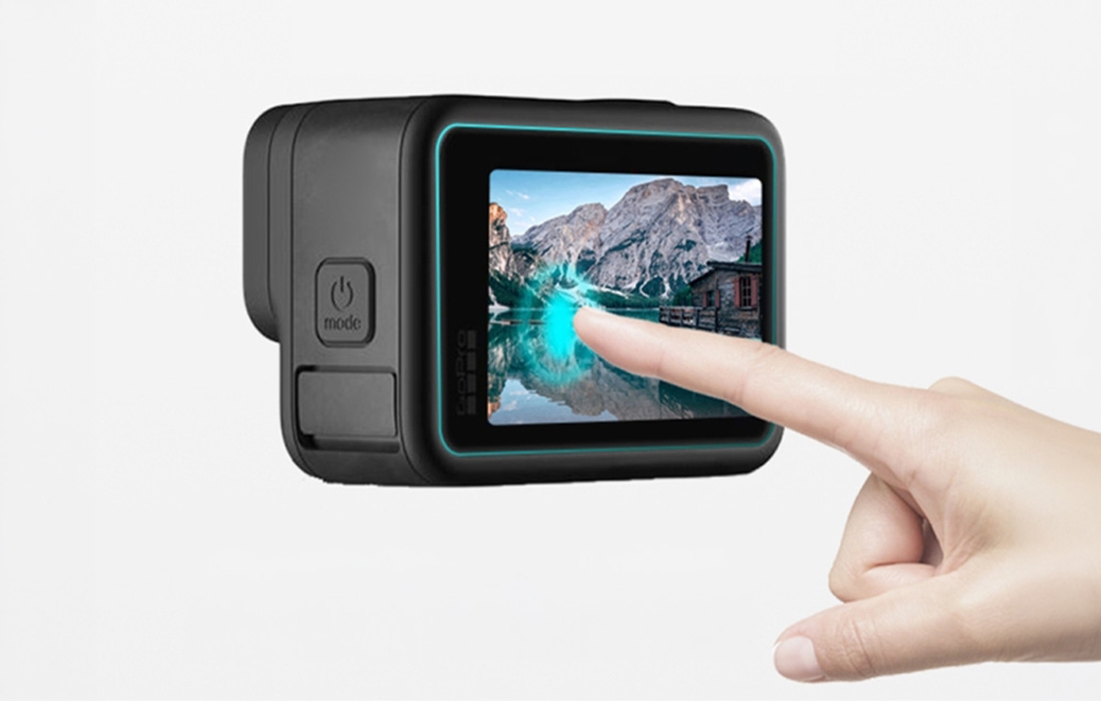 Χέρι που αγγίζει την οθόνη της κάμερας GoPro Hero 11, επιδεικνύοντας τη λειτουργία ελέγχου μέσω αφής