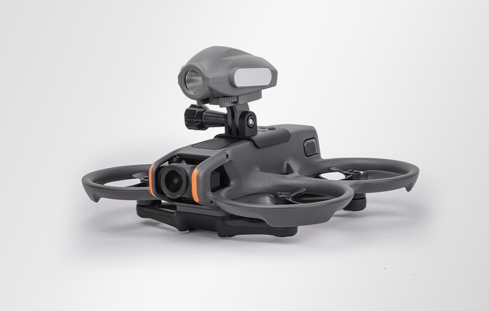 Γκρι drone σε ανοιχτόχρωμο φόντο με γενικό προσαρμογέα και φως τοποθετημένο στην κορυφή του περιβλήματος.