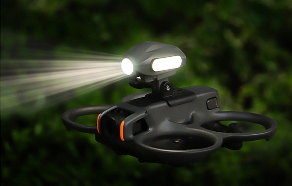 Drone εν πτήσει σε πράσινο φόντο, με γενικό προσαρμογέα και αναμμένη λάμπα LED τοποθετημένη στην κορυφή.