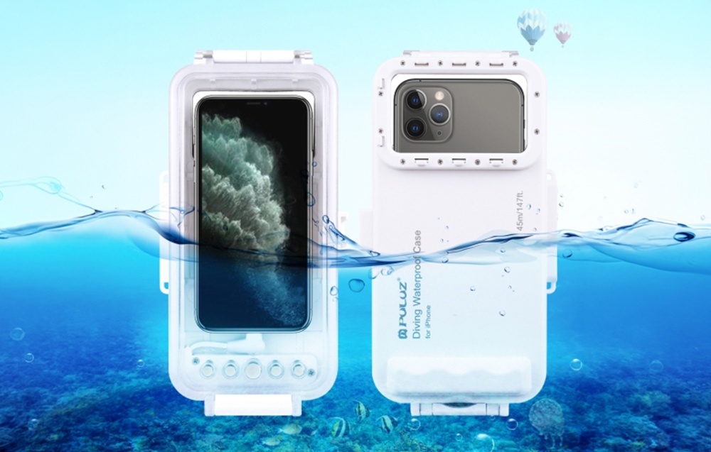 Λευκή αδιάβροχη θήκη για smartphone PULUZ με διαφανές μπροστινό μέρος και κουμπιά ελέγχου, προϊόν μερικώς βυθισμένο στο νερό.