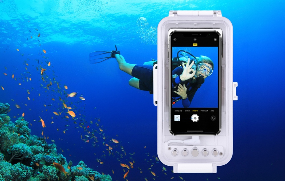 Αδιάβροχη θήκη για smartphone που χρησιμοποιείται για καταδύσεις· το διαφανές μπροστινό μέρος επιτρέπει τη λειτουργία της οθόνης κάτω από το νερό.