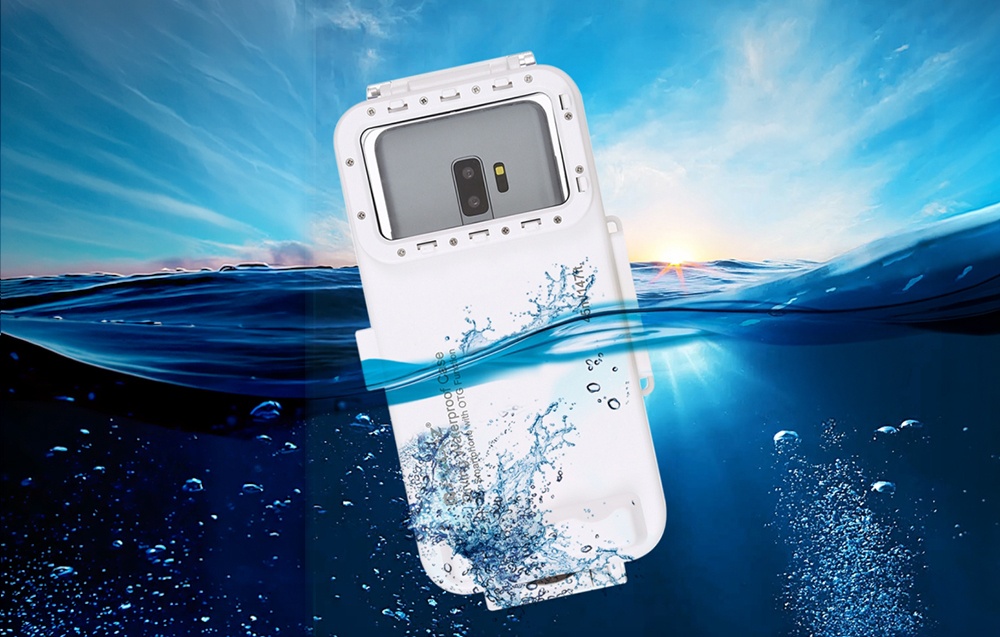 Λευκή αδιάβροχη θήκη για smartphone με σφραγισμένο σχεδιασμό, το προϊόν είναι μερικώς βυθισμένο στο νερό με φόντο τα κύματα.