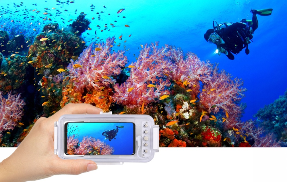 Αδιάβροχη θήκη για smartphone με διαφανές μπροστινό μέρος και κουμπιά ελέγχου, το προϊόν εμφανίζεται υποβρύχια με φόντο έναν κοραλλιογενή ύφαλο.