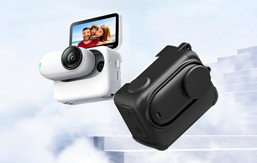 Δύο κάμερες δράσης Insta360 GO 3, η μία λευκή με οθόνη, η άλλη μαύρη σε θήκη, αιωρούμενες στον αέρα με φόντο σύννεφα
