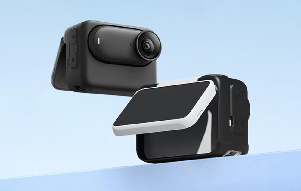Δύο κάμερες δράσης Insta360 GO 3, η μία λευκή με κεκλιμένη οθόνη σε μαύρη θήκη, η άλλη μαύρη σε θήκη, με φόντο μπλε