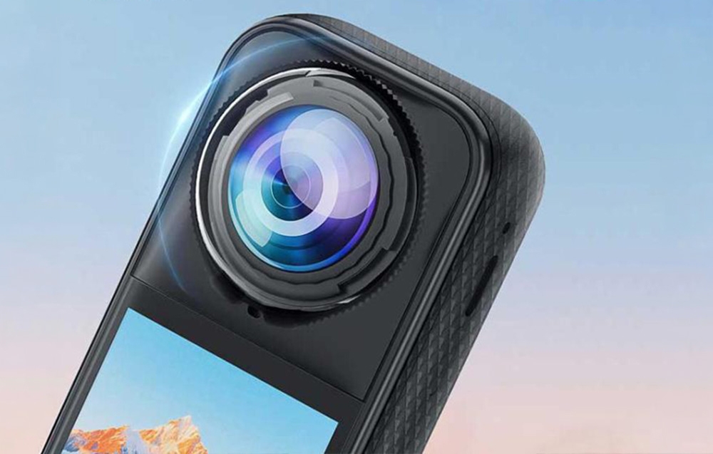 Κοντινό πλάνο φακού κάμερας Insta360 με διαφανές προστατευτικό κάλυμμα με φόντο τον μπλε ουρανό