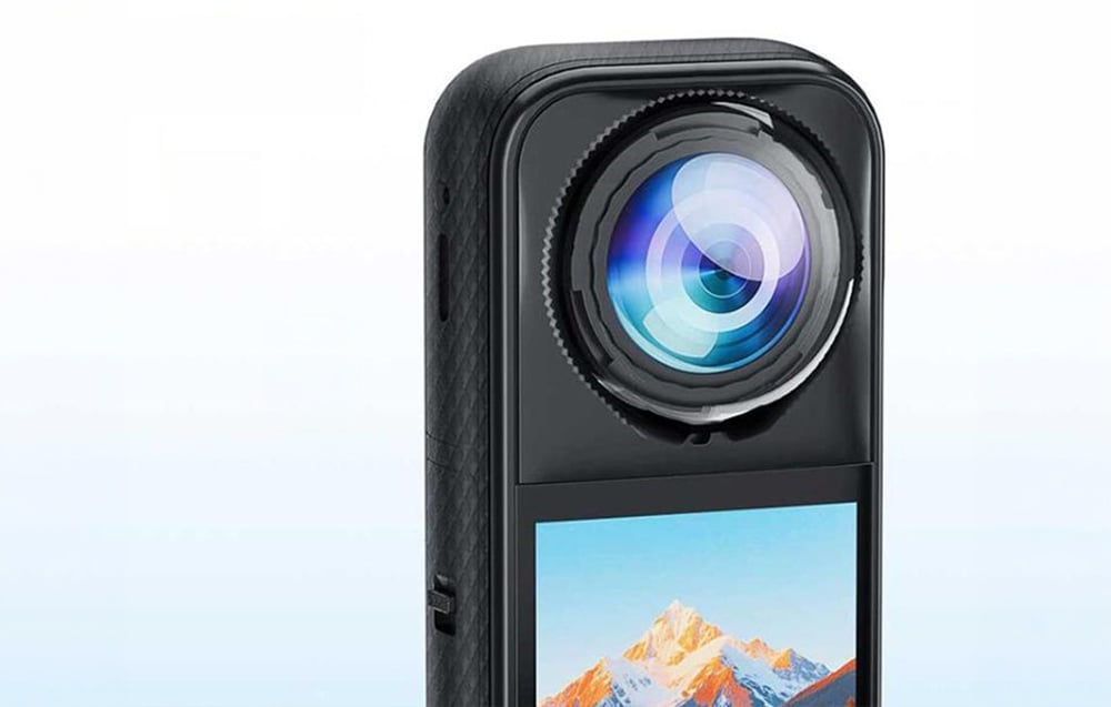 Κάμερα δράσης Insta360 με τοποθετημένο Lens Guard, άποψη της οθόνης που δείχνει ένα ορεινό τοπίο
