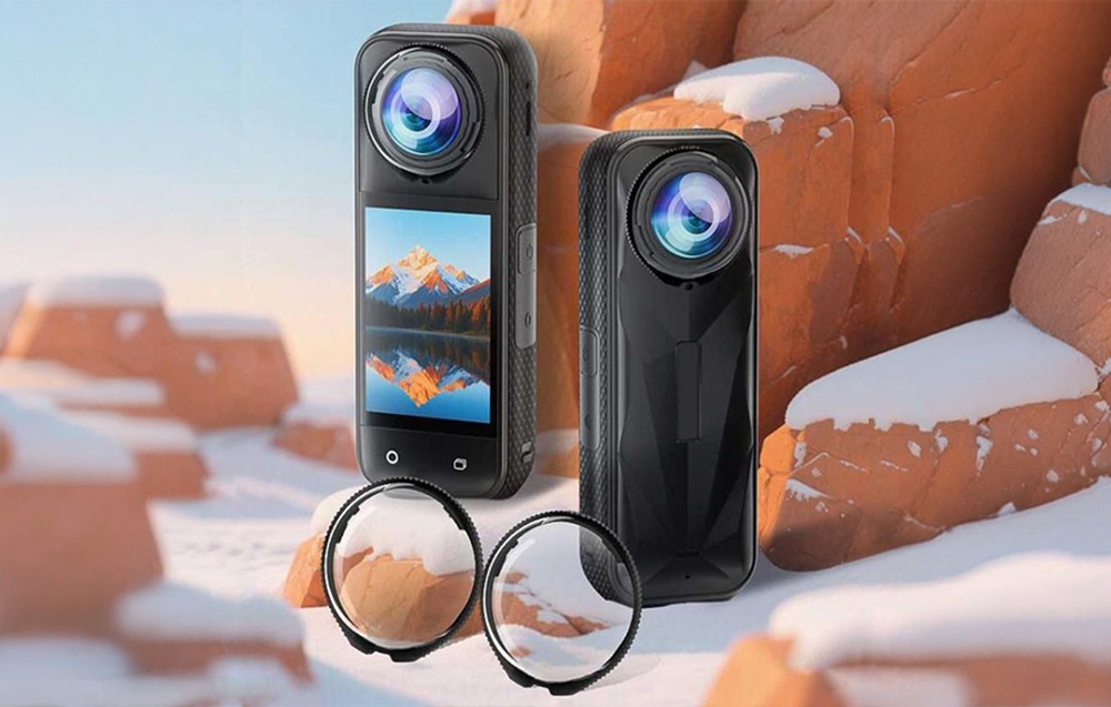 Δύο κάμερες Insta360 και ένα ζευγάρι γυάλινων καλυμμάτων φακών με φόντο ένα χειμερινό, βραχώδες τοπίο με βουνό