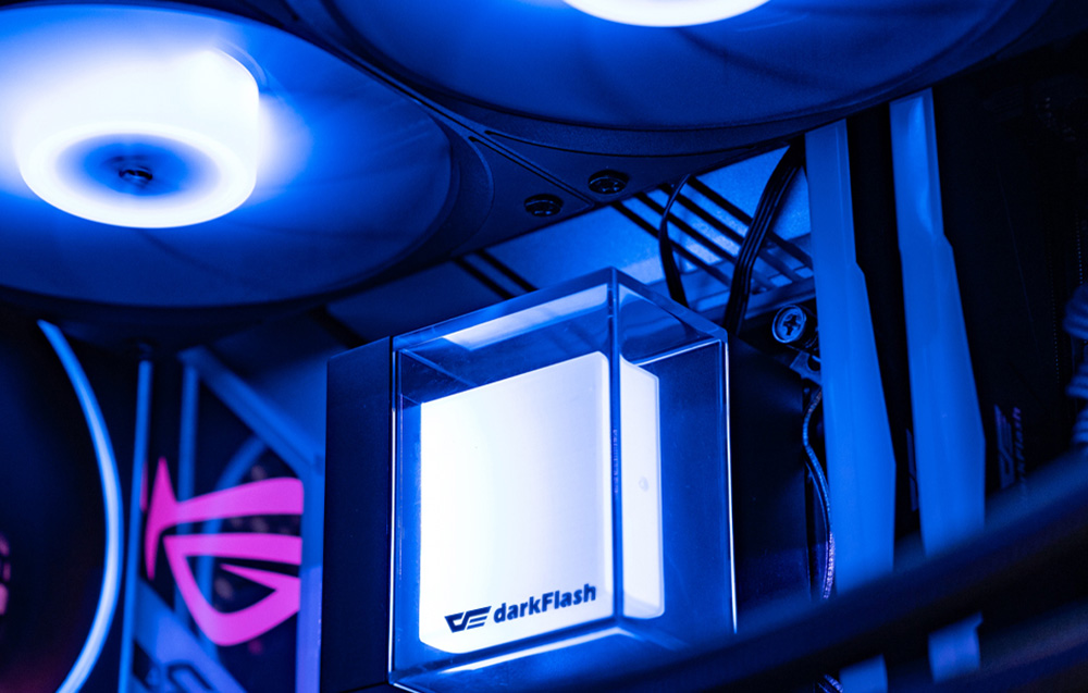 Μπλοκ ψύξης darkFlash με μπλε φωτισμό σε PC