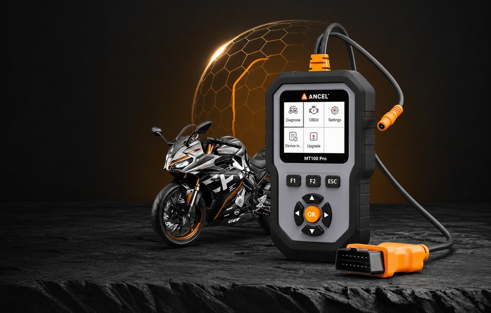 Ο σαρωτής ANCEL MT100 Pro πάνω σε πέτρινο δάπεδο δίπλα σε μια σπορ μοτοσικλέτα, με μοτίβο πλέγματος στο φόντο