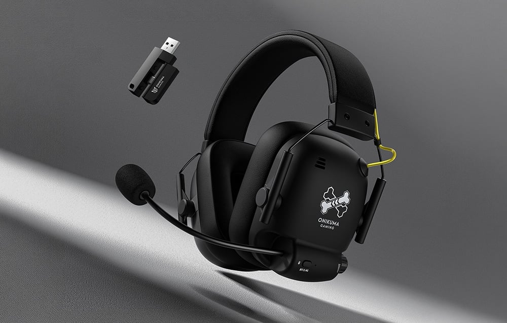 Μαύρα ακουστικά τύπου over-ear με προσαρμογέα USB σε γκρι φόντο