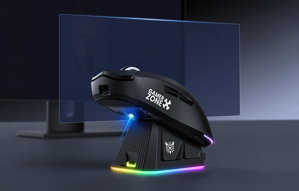 Ποντίκι gaming με βάση φόρτισης πάνω σε μαύρο γραφείο, με οθόνη στο βάθος