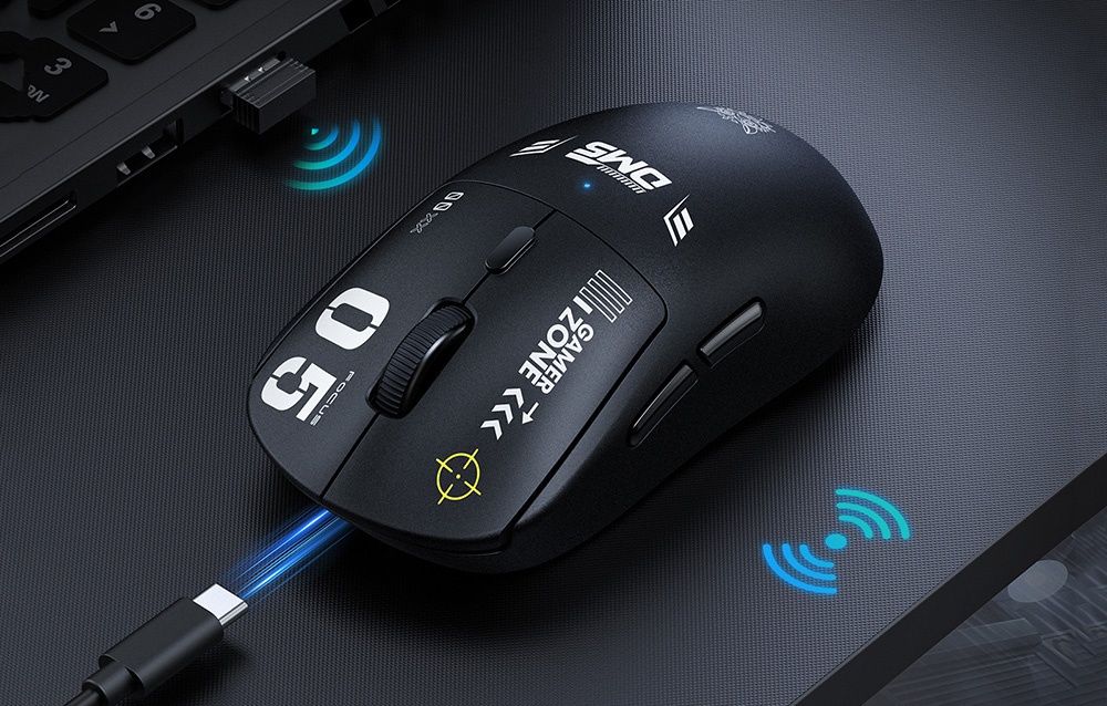 Μαύρο ποντίκι υπολογιστή Onikuma DM05 με καλώδιο USB-C πάνω σε γραφείο δίπλα σε φορητό υπολογιστή
