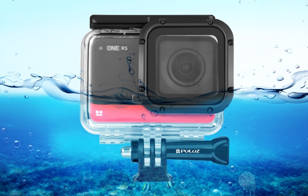 Αδιάβροχη θήκη Puluz Insta360 One RS 4K Edition με την κάμερα μέσα, μισοβυθισμένη στο νερό