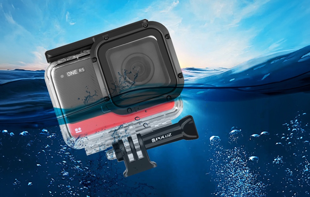 Αδιάβροχη θήκη Puluz Insta360 One RS 4K Edition με την κάμερα μέσα, μισοβυθισμένη στη θάλασσα