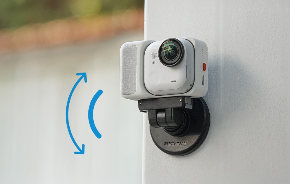 Λευκή κάμερα Insta360 GO 3 τοποθετημένη μαγνητικά σε λευκό στύλο, με μπλε βέλος κίνησης στο φόντο.