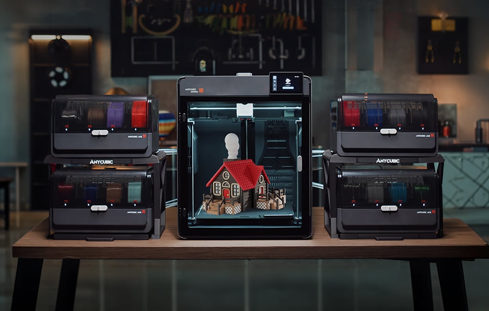 Εκτυπωτής 3D Anycubic που εκτυπώνει ένα μοντέλο σπιτιού, περιτριγυρισμένο από τέσσερις μονάδες τροφοδοσίας νήματος
