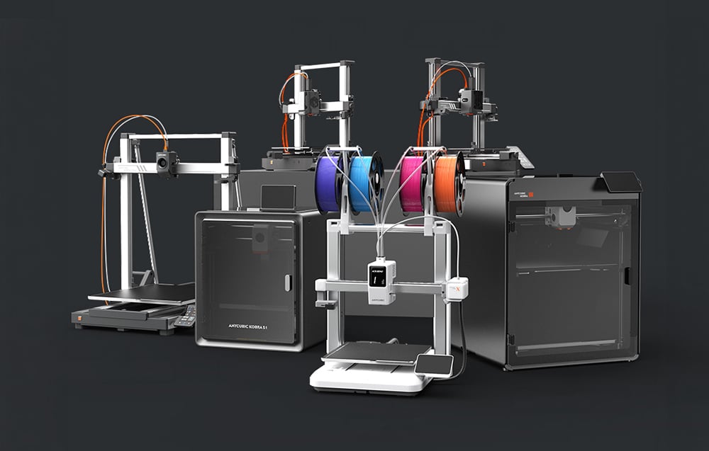 Αρκετοί εκτυπωτές 3D Anycubic με σύστημα τροφοδοσίας νήματος πολλαπλών χρωμάτων