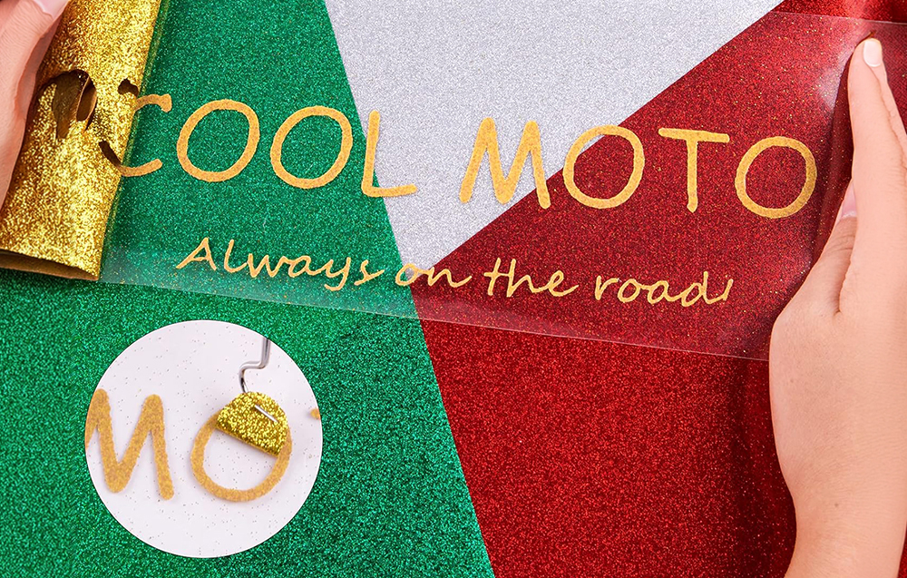 Χρυσά γράμματα σε διαφανές φύλλο εφαρμοσμένα σε έγχρωμο ύφασμα