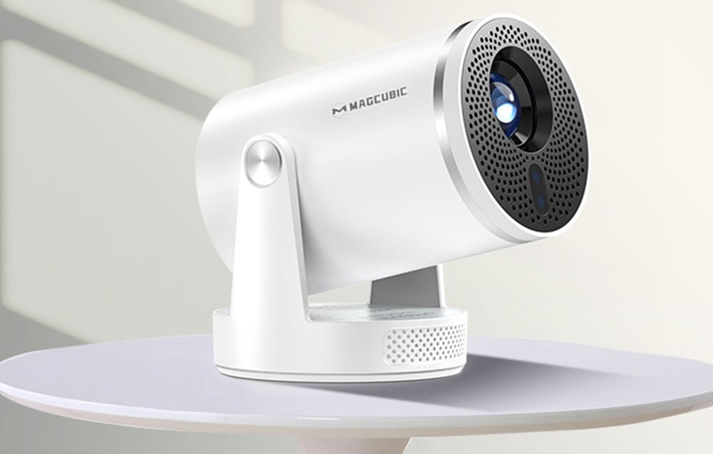 Ο προβολέας Magcubic HY320Pro τοποθετημένος πάνω σε ένα τραπέζι, πλάγια όψη του προϊόντος.