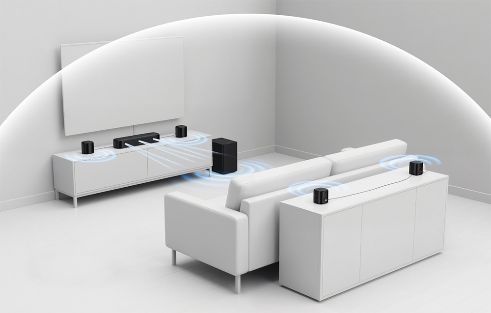 Ένα λευκό σαλόνι με soundbar και σύστημα ηχείων