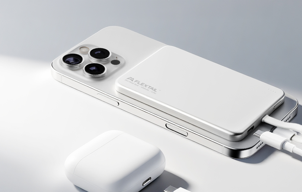 Η εξωτερική μπαταρία FlexTail φορτίζει ένα smartphone και μια θήκη ακουστικών μέσω καλωδίων USB.