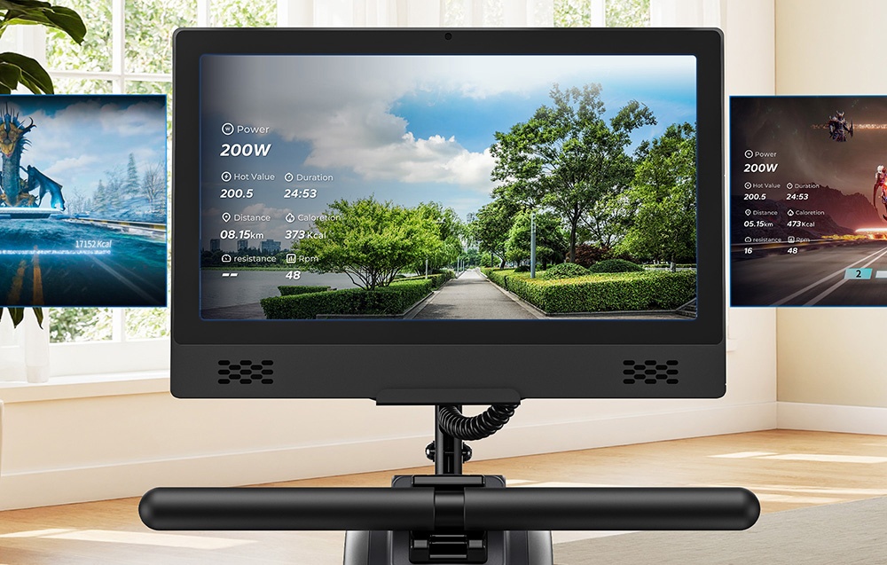 Κοντινό πλάνο της μεγάλης οθόνης LCD στο κωπηλατικό μηχάνημα Merach, η οποία εμφανίζει μετρήσεις προπόνησης και μια διαδρομή σε πάρκο