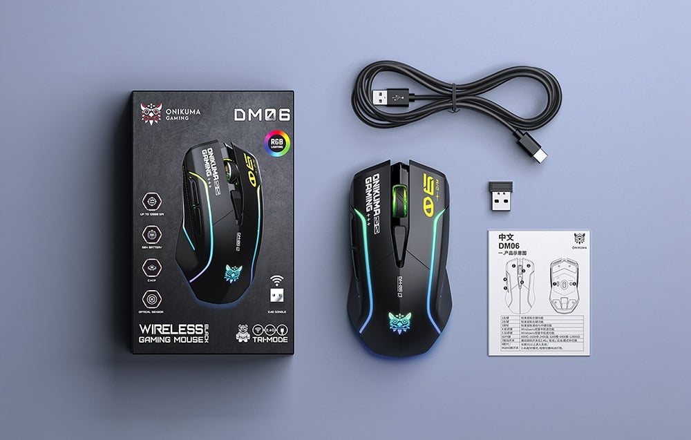 Το ασύρματο ποντίκι Onikuma Gaming DM06 σε μαύρο κουτί με τα εξαρτήματά του: καλώδιο USB, δέκτη και εγχειρίδιο, πάνω σε γκρι φόντο