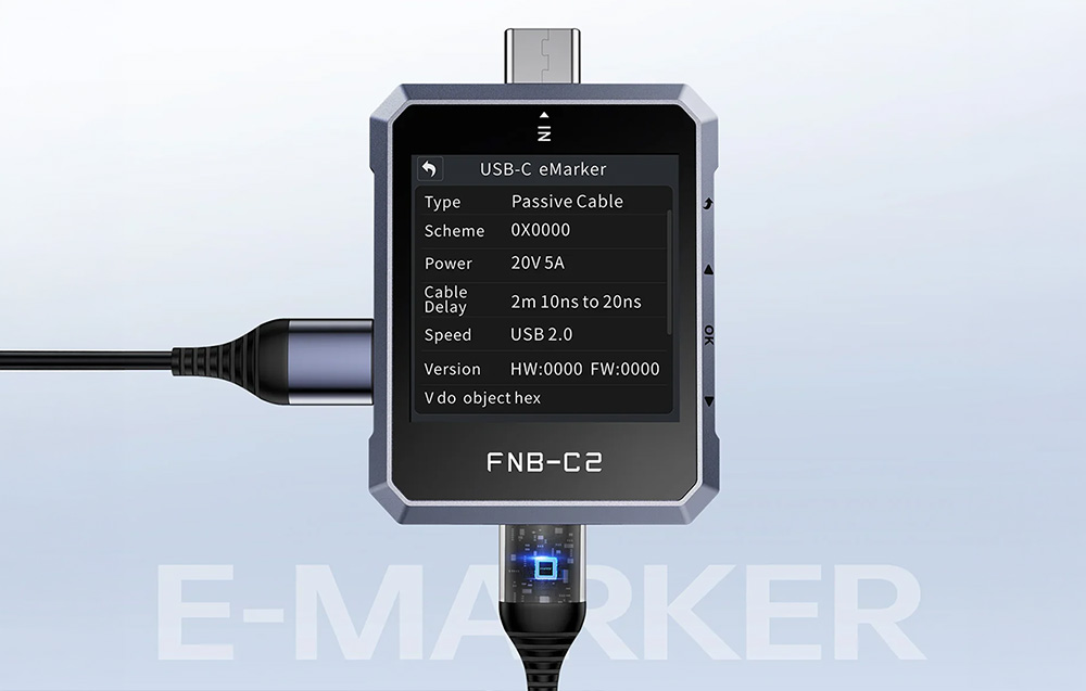 Μια συσκευή μέτρησης USB συνδεδεμένη με καλώδια, η οποία εμφανίζει στην οθόνη της λεπτομερείς παραμέτρους του καλωδίου eMarker USB-C.